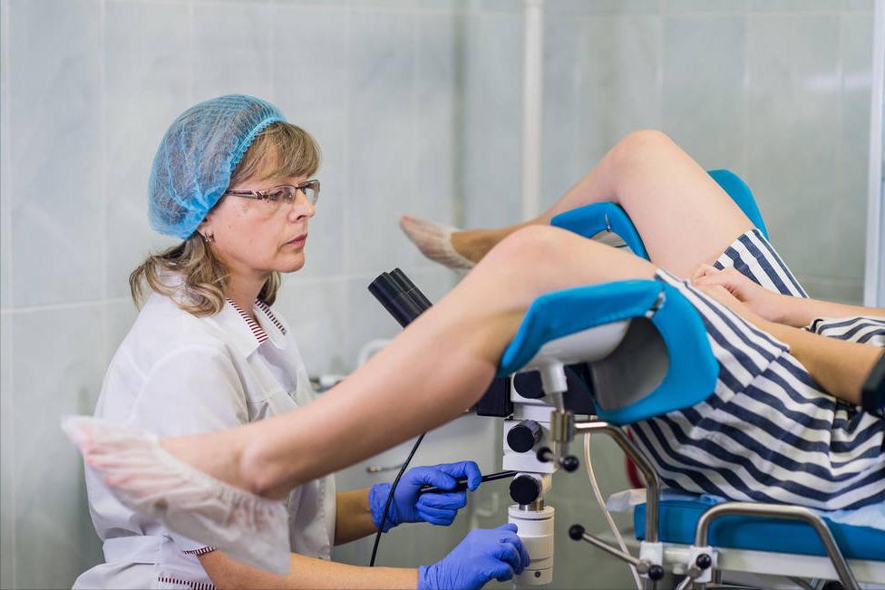 女人下身长痘痘是什么病怎么治,女性下部长了痘是什么原因