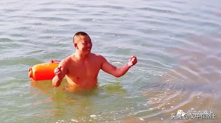 冬泳爱好者低温中畅游泳,泳者无所畏惧