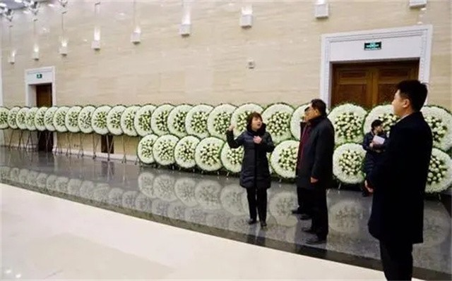 90后葬礼策划师让亲属跟逝者告别,葬礼策划师视频