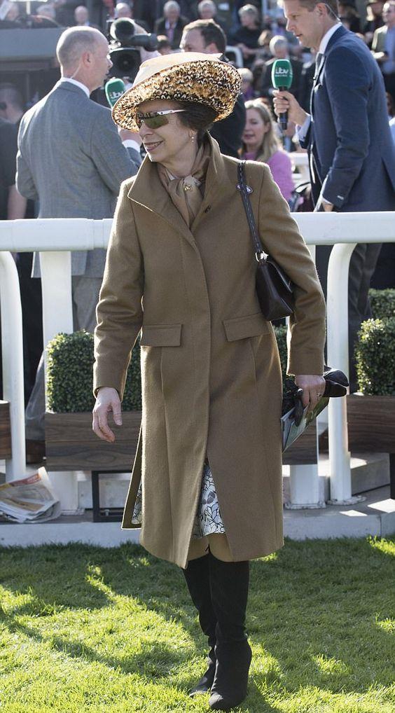 这位公主奶奶太会穿：72岁穿金戴帽，优雅贵气一眼看见