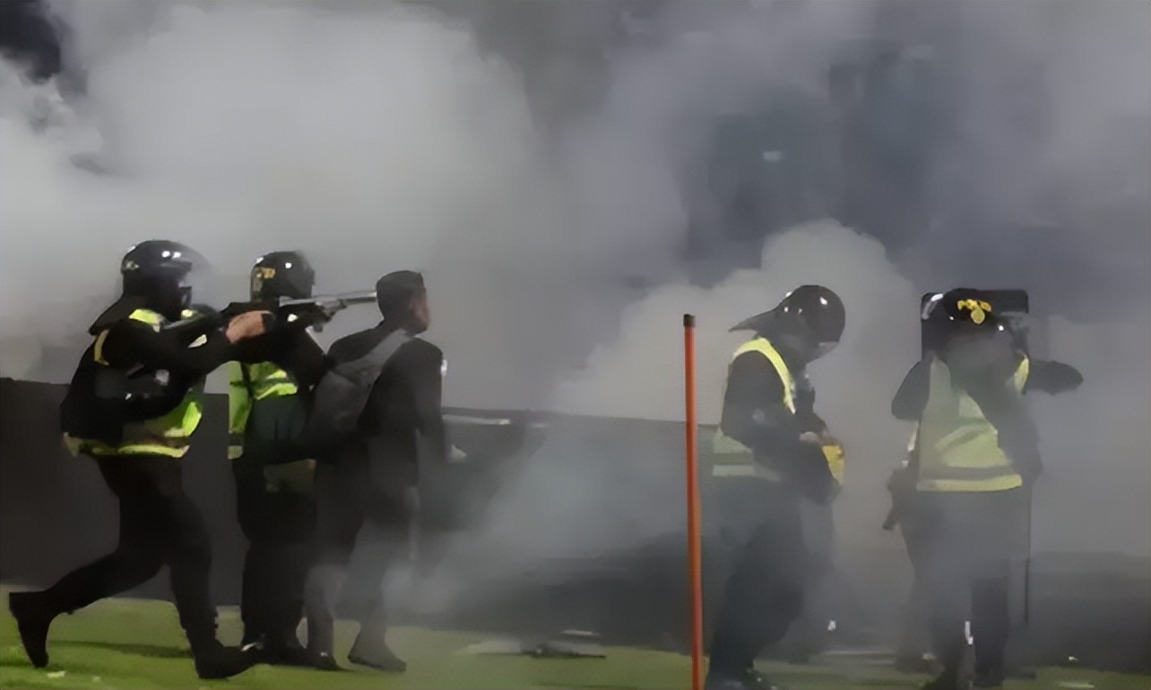 球迷冲进球场拥抱梅西后续被合影,球迷冲进球场拥抱梅西被摁倒在地