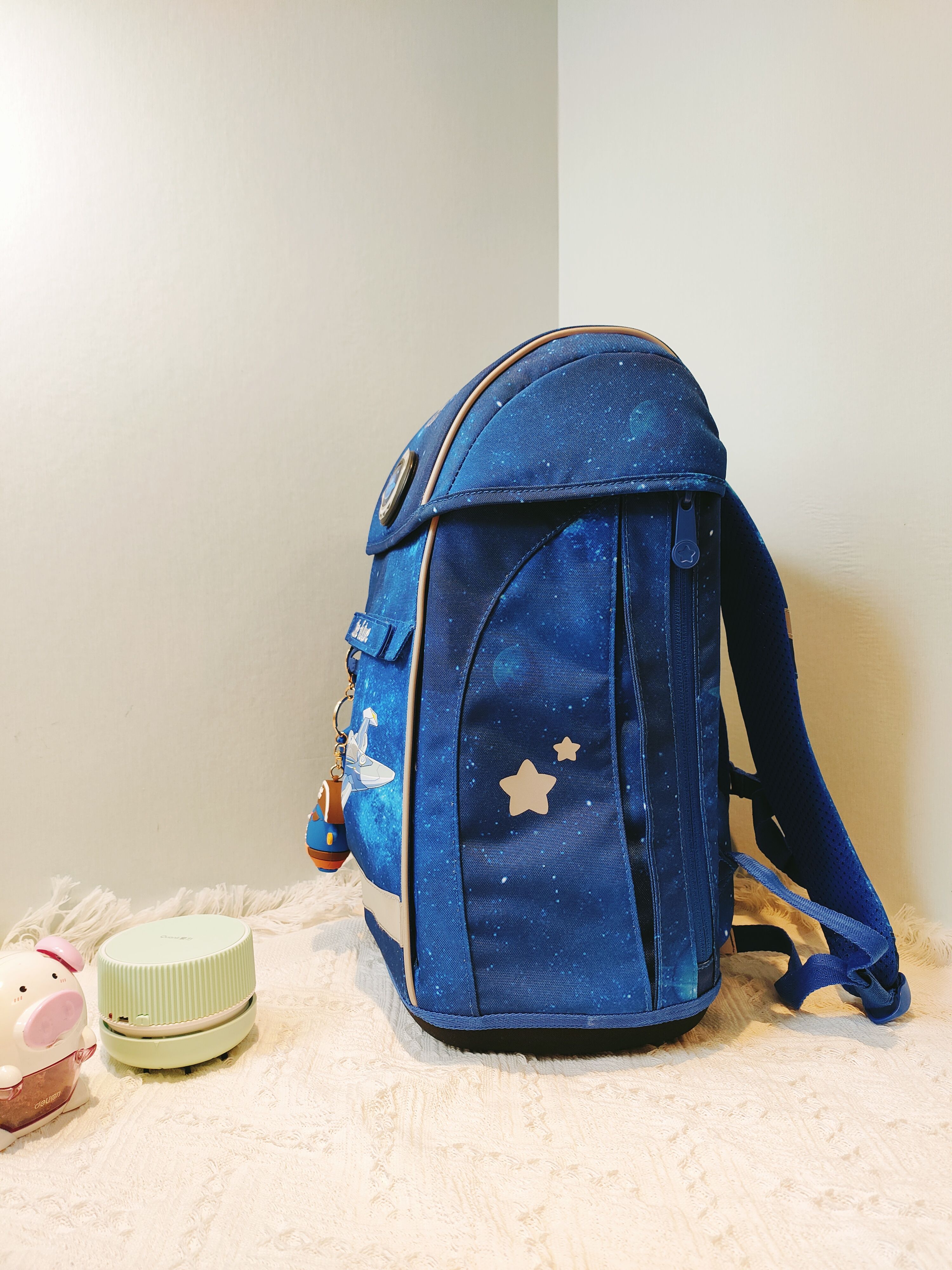 既轻便又实用的小学生书包,学生单肩书包推荐简单