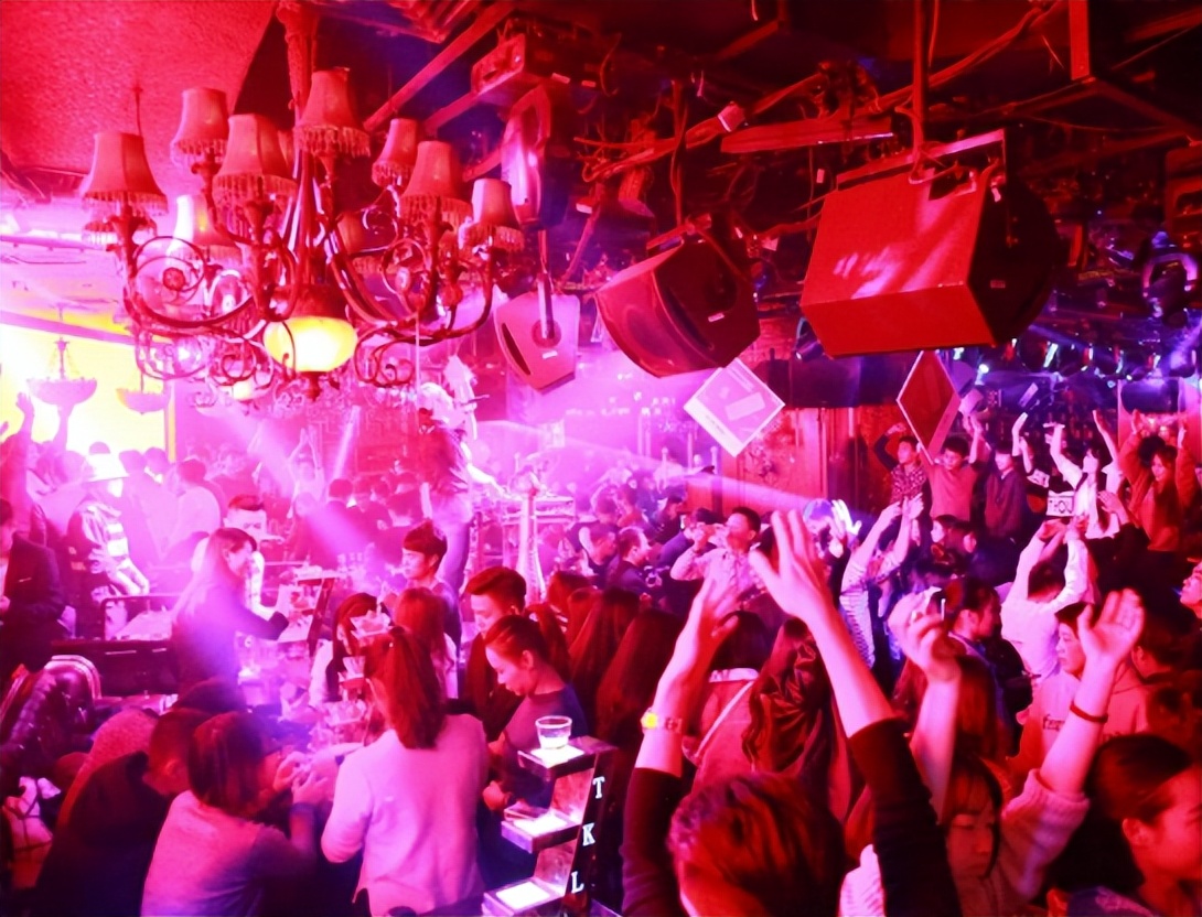 变性人“李二毛”：曾是夜场小王子，为爱情变“女人”却惨遭抛弃