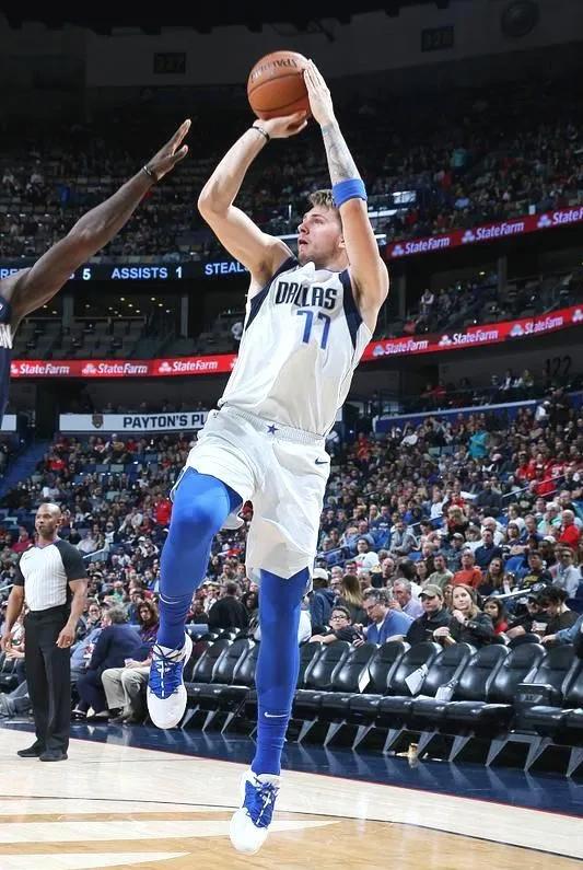 欧文拿掉佳得乐,欧文谈东契奇要攻守一体