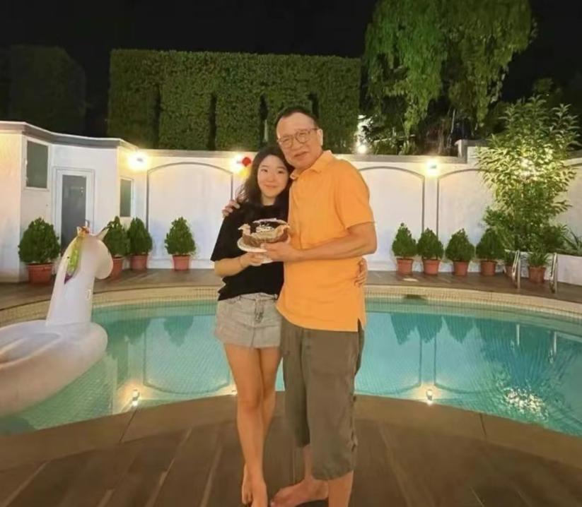 73岁知名港星定居新加坡，三十年前拿到绿卡，斥巨资为爱女开餐厅