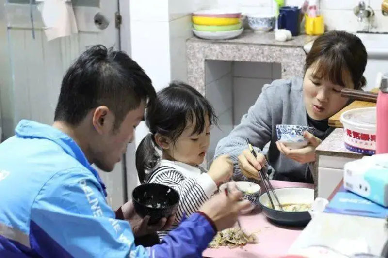 90后小伙带女儿送外卖,送外卖小伙带六个月的女儿