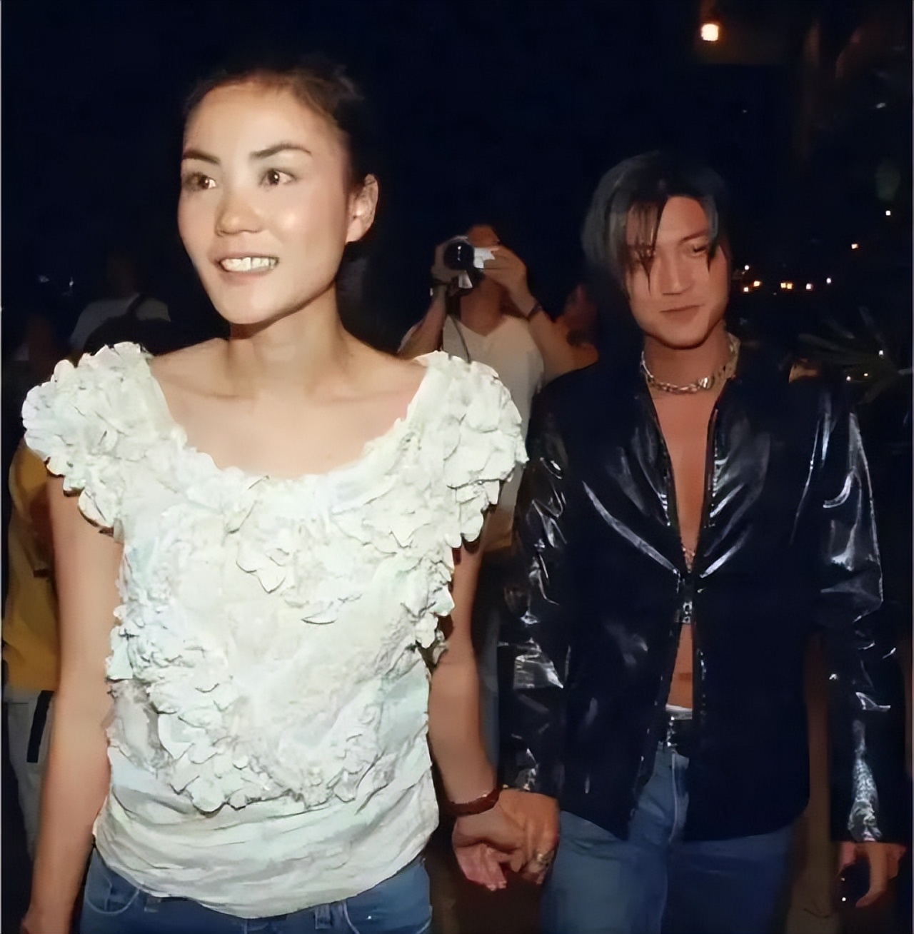 王菲谢霆锋机场撒糖再现世纪牵手,王菲谢霆锋机场牵手对比照