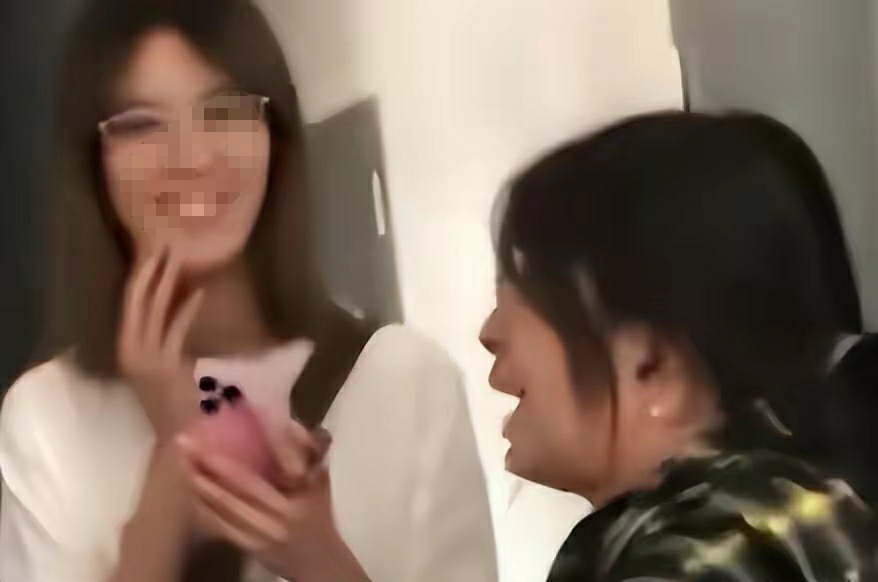 男生制止校园霸凌被同学围住辱骂,男生被校园霸凌女生来保护