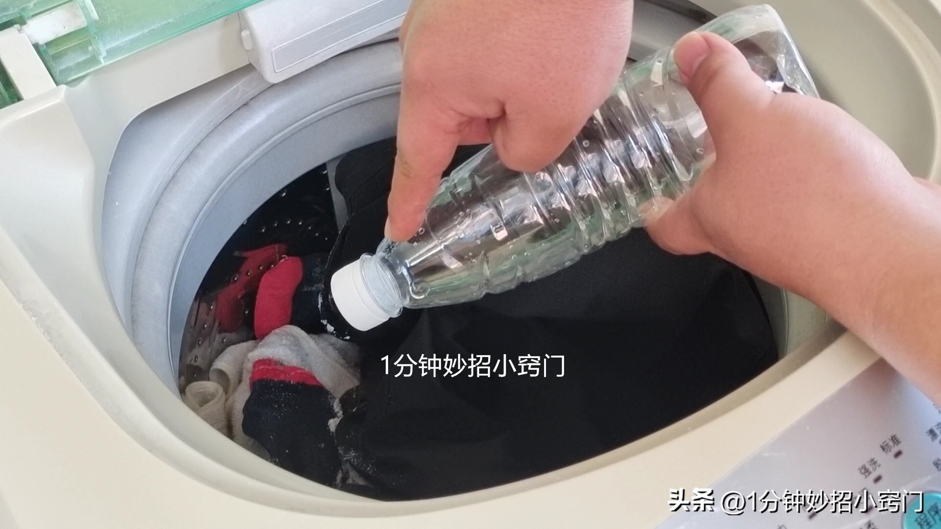 洗衣机里放一件衣服,洗衣机里面放塑料瓶洗衣服