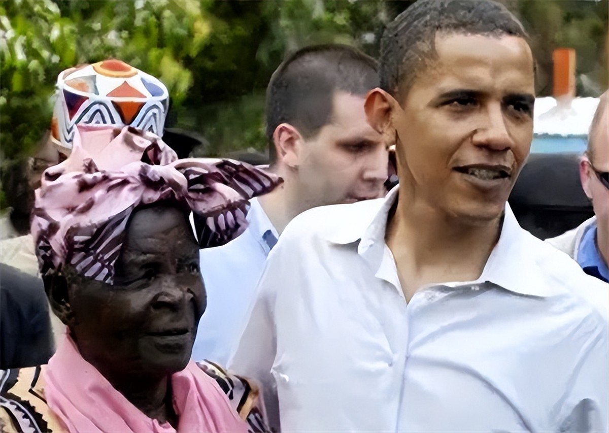 奥巴马第一次回非洲老家：帮祖母扛大米，和兄弟坐在田里喝酒