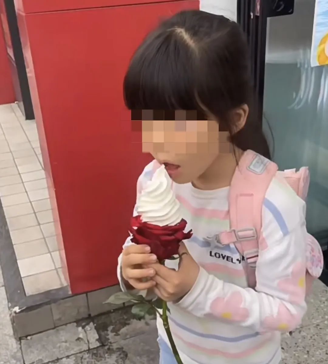 离谱到全网开骂的“玫瑰冰淇淋”事件:新型智商税,又来祸害人了