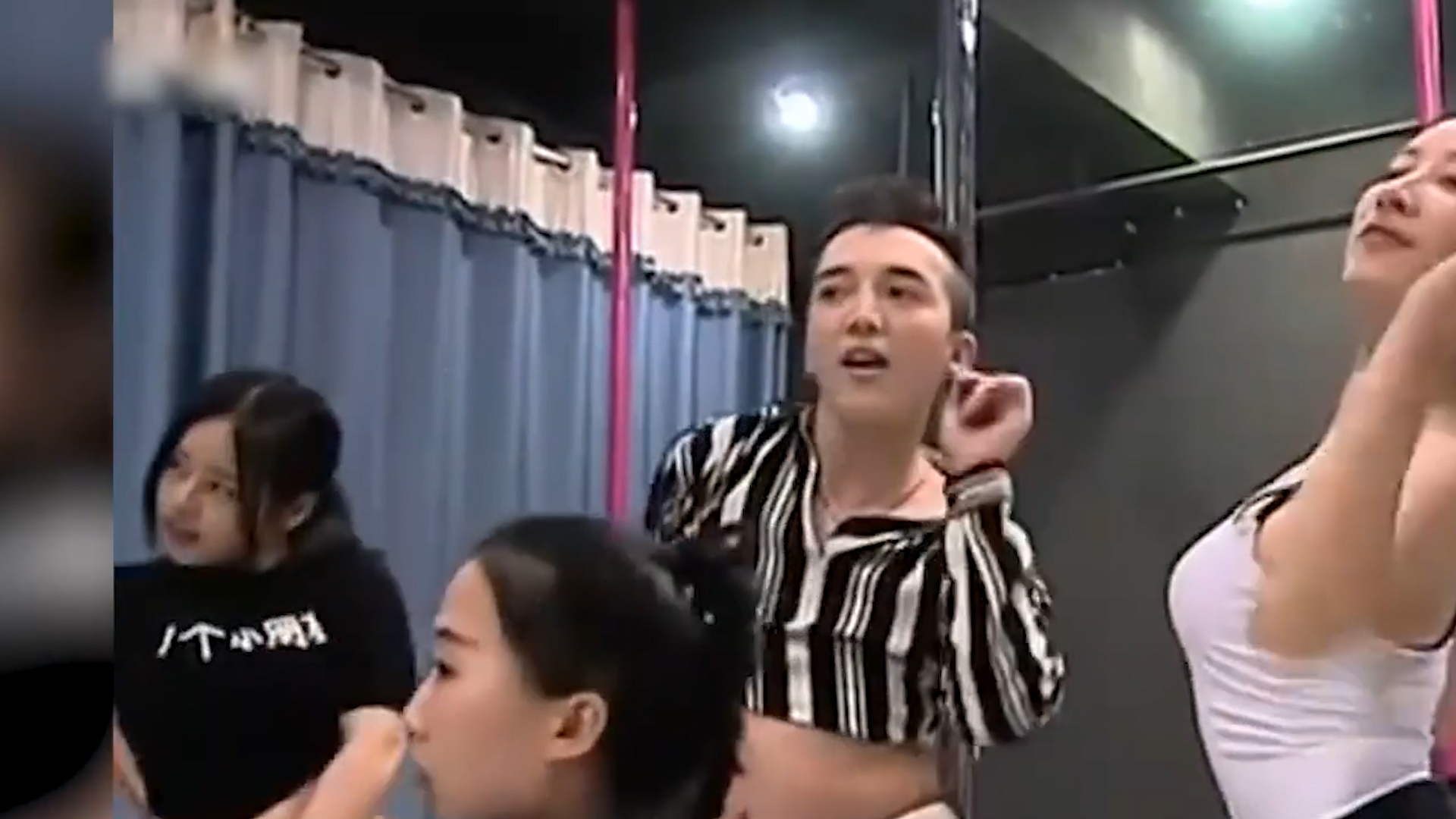 四川一男子扮女装,四川小伙沉迷女装