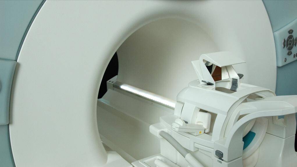 应用商店被曝出大量色情App，常看色情影片当心引发男性健康问题