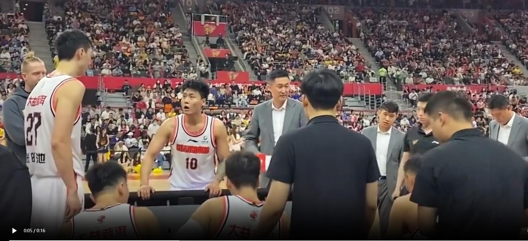 杜锋对赵睿咆哮,赵睿骂张皓嘉