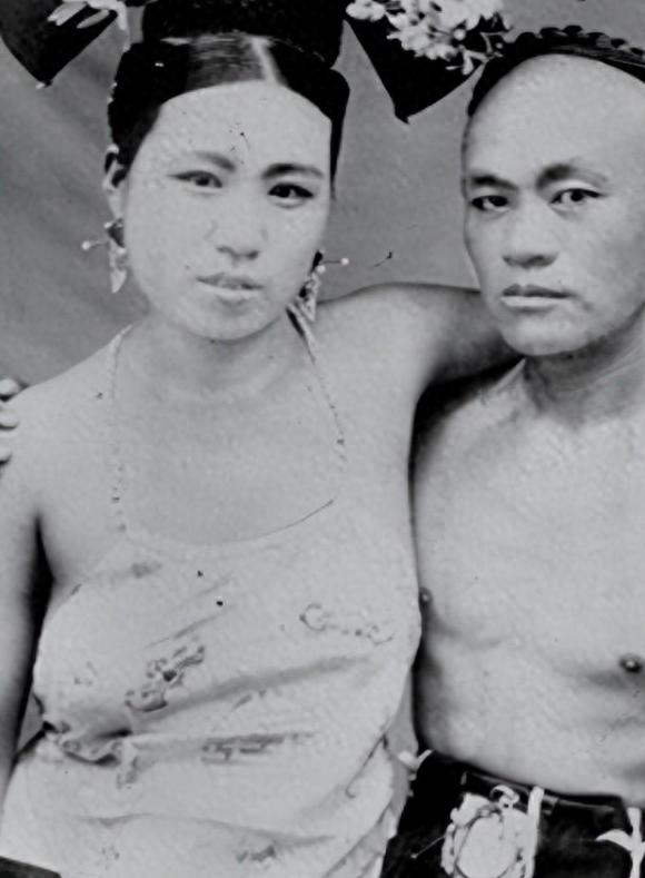 真实晚清老照片：穿着肚兜的*女妓**在揽客，底层妇女穷到衣不蔽体2