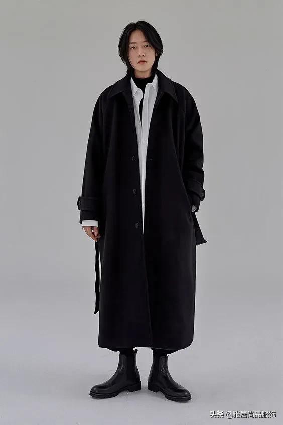男士黑色大衣内搭什么颜色打底,男士穿大衣怎么搭配裤子和鞋子