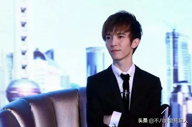 健身有效和健身无效的男演员,男明星无器械健身