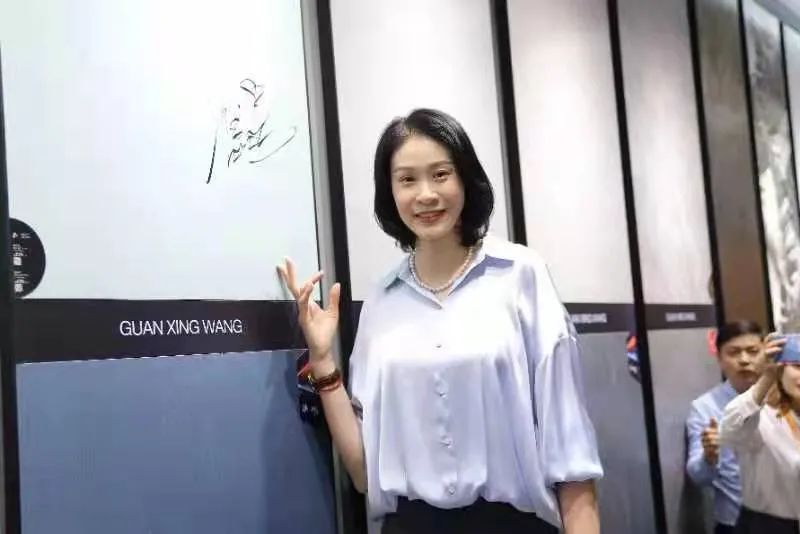 冠军的父母看到孩子夺冠,冠军的家庭