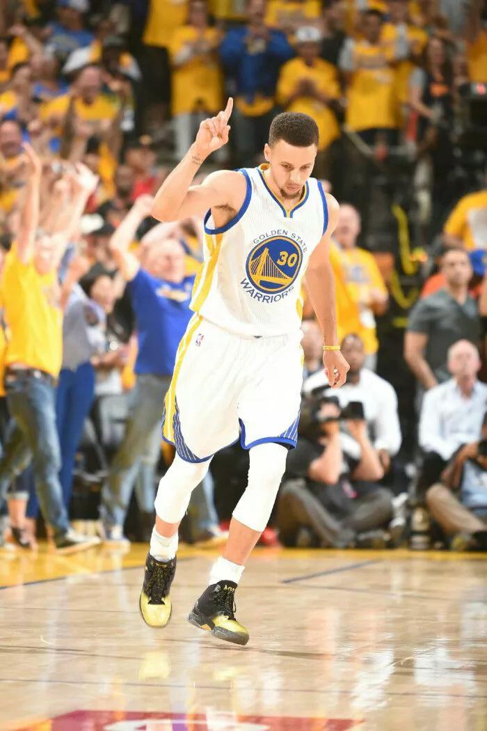 新王登基，三分王者史蒂芬.库里