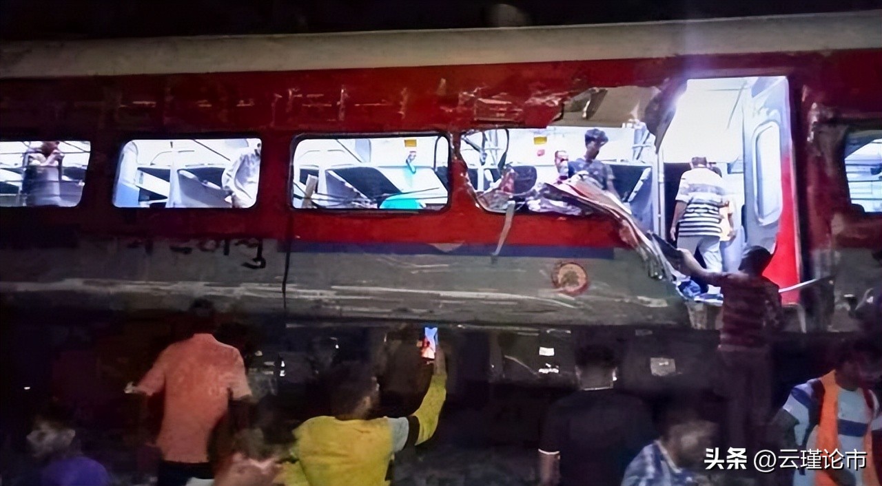 印度列车相撞惨剧：总理痛心，众多明星哀悼