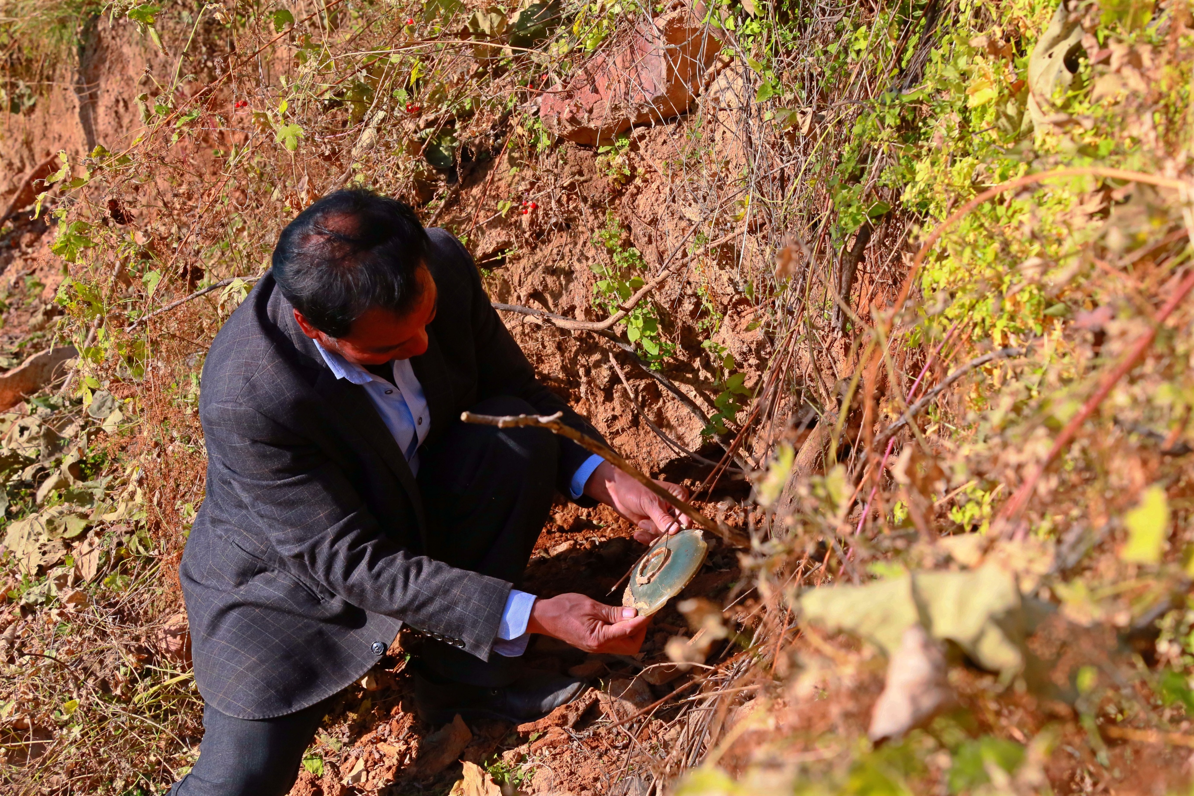 山西老农砍柴发现藏金洞,山西老汉发现山洞洞里藏金砖