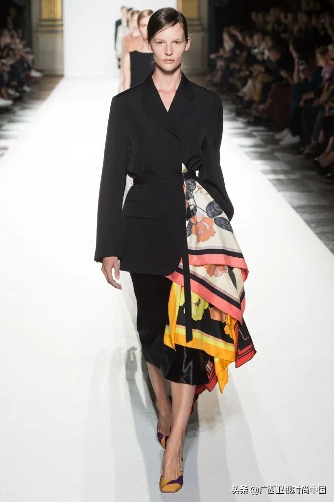 简单又时髦的丝巾系法你学到了吗,美丽时尚精美基础丝巾推荐