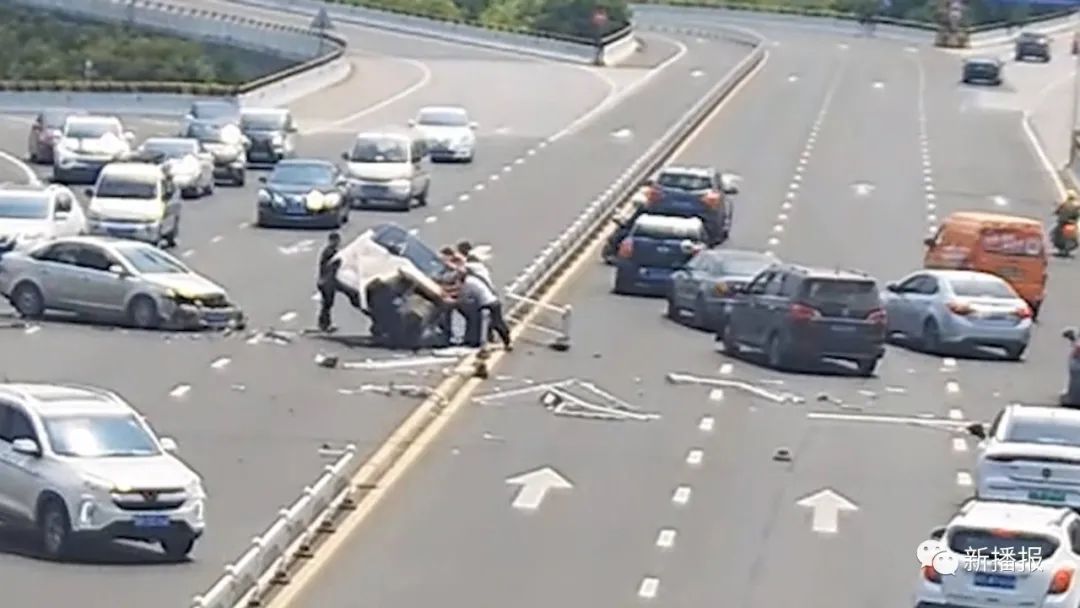 小车失控撞上隔离栏车内图片,小车失控撞上隔离栏女子原图