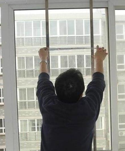 燃气灶正对窗户,燃气灶正对着厨房门怎么办