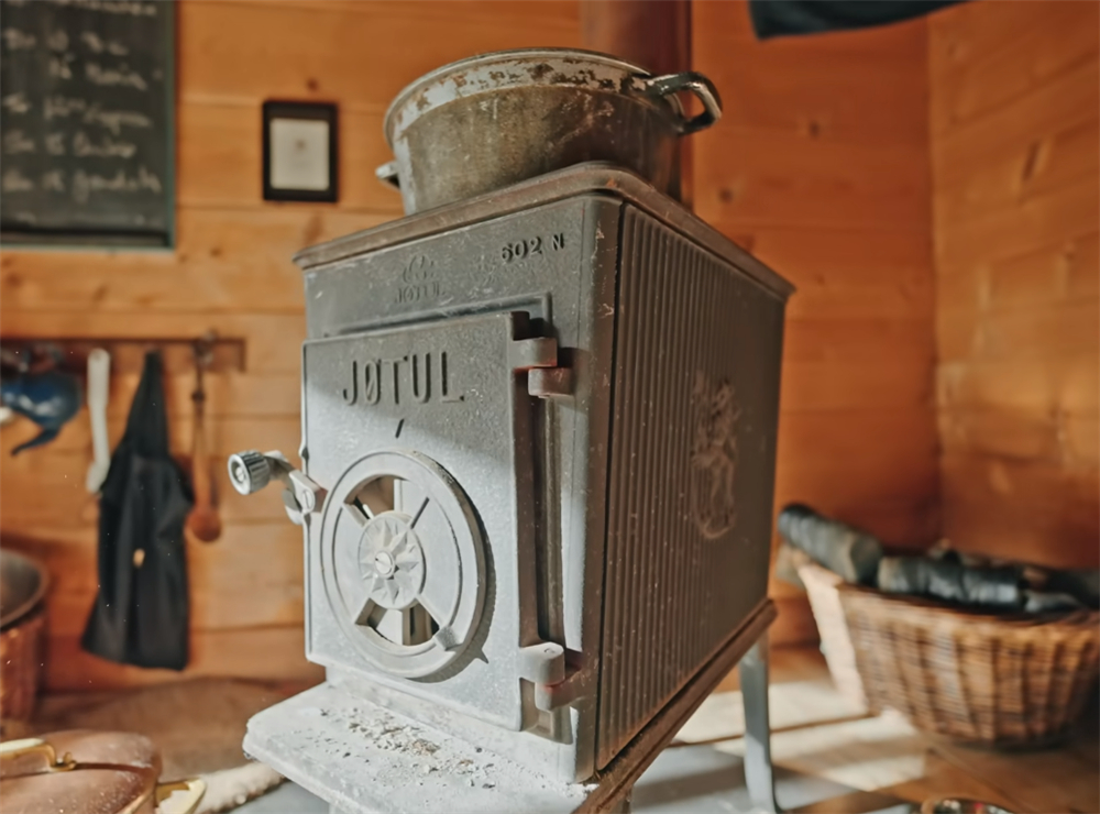 发现一位74岁奶奶的蜗居：16㎡小家没电没暖气，她却一住就是30年