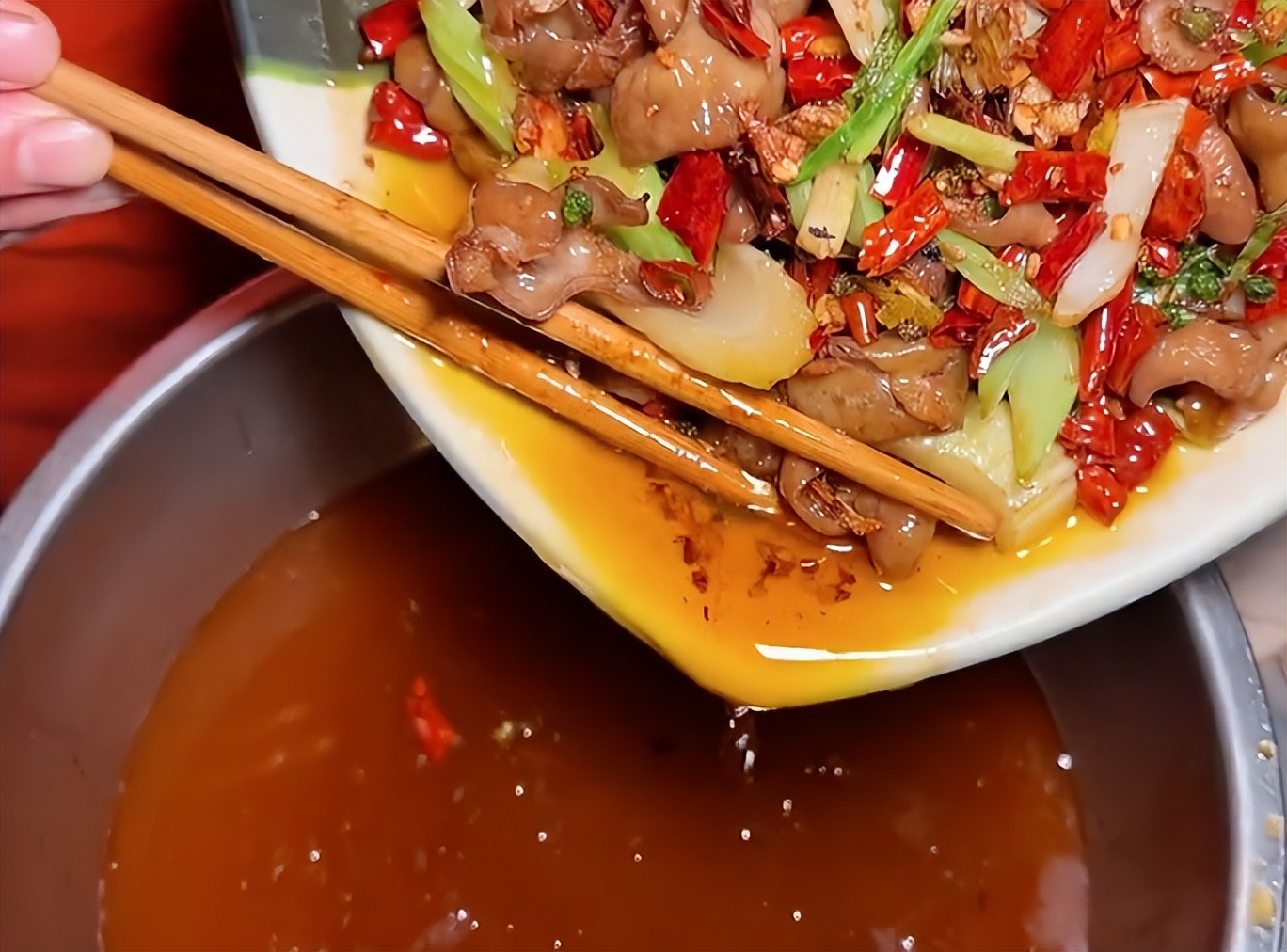 四川阿姨摆摊卖小吃,四川阿姨摆摊卖美食