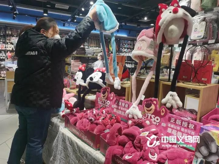 气温逐步降低冬季羽绒服迎来热销,寒潮带热暖经济极寒羽绒服热销