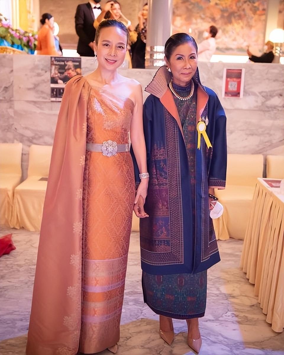 泰王屈膝礼,苏提达生日庆典