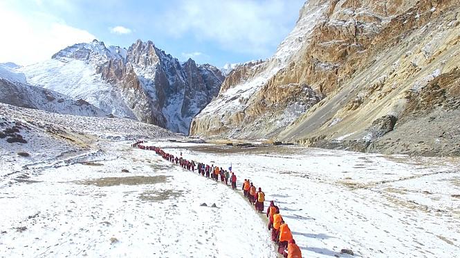 尼姑苦行僧徒步行走,一个小尼姑的艰辛出家路