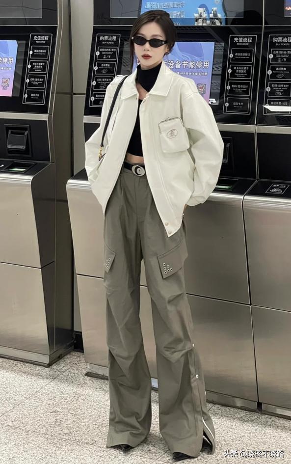 今年特流行工装裤时尚百搭又有型,工装裤女卡其色搭配红色平底鞋