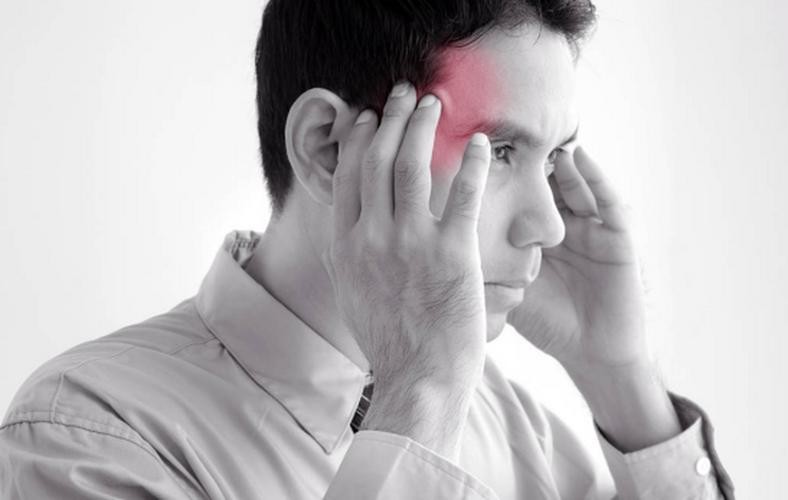 医生在患者清醒下进行开颅,脑子进血开颅手术