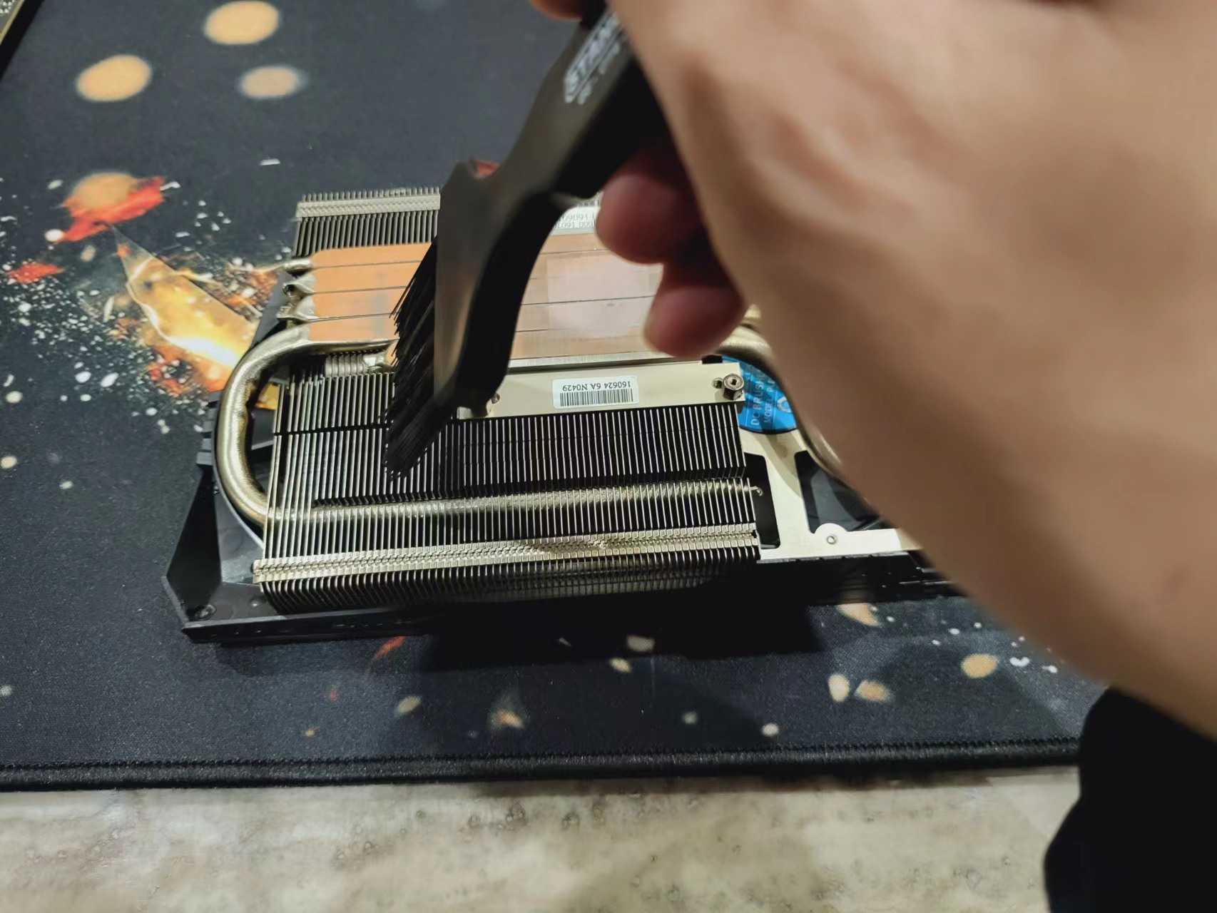 华硕1070冰骑士更换散热硅脂教程,华硕1070更换硅脂片用多厚的