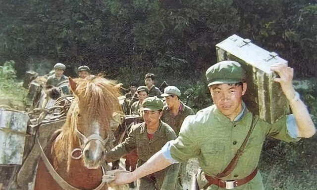 对越自卫反击战，前线战士都爱抽什么烟？女兵抽烟是为了“帮忙”