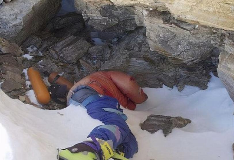 珠穆朗玛峰睡美人冰封十年成路标,珠穆朗玛峰沉睡了20年的睡美人