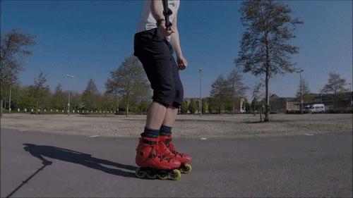 轮滑初学入门教程小孩,轮滑运动如何科学入门