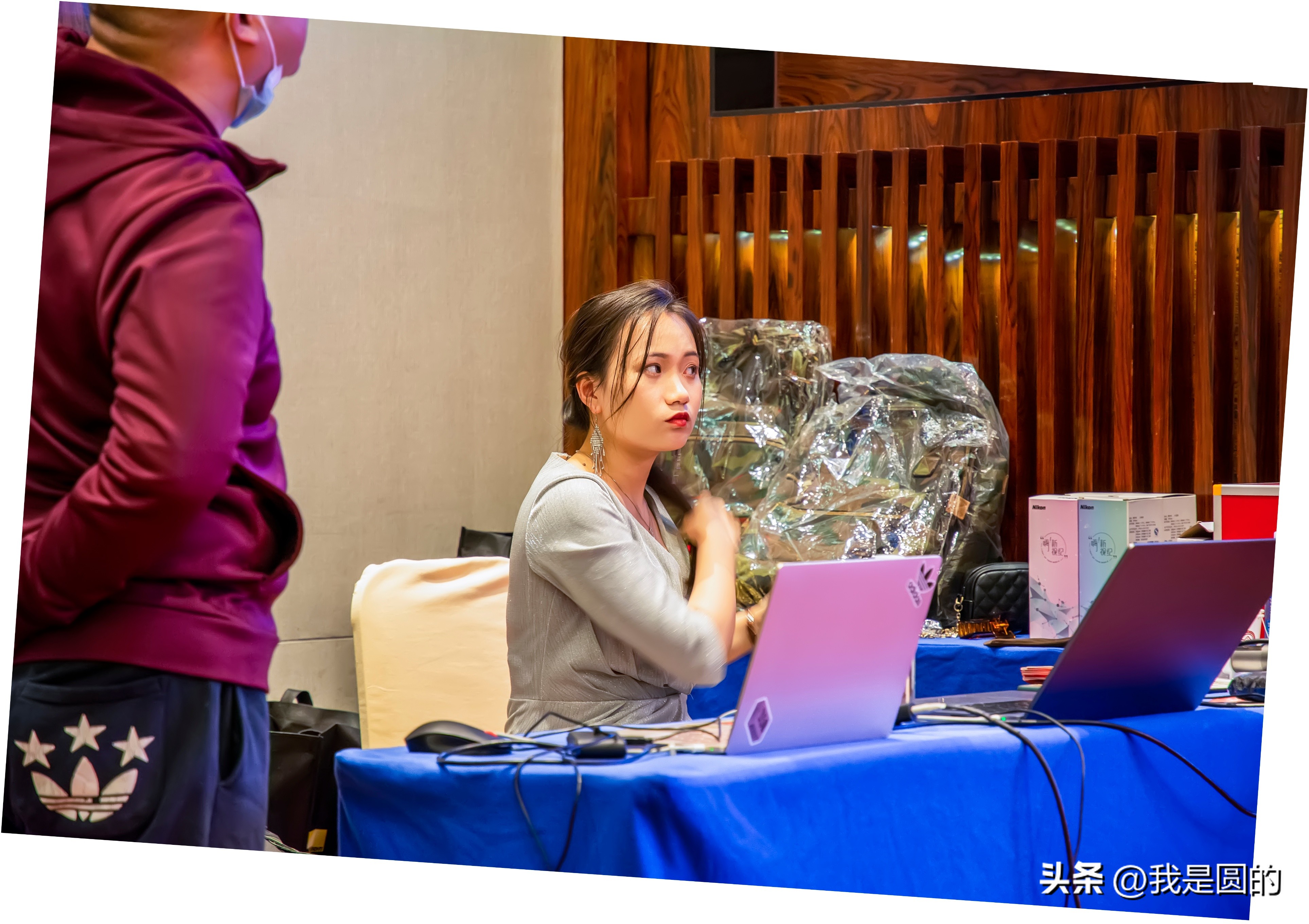 主持途中的主持人（原创摄影+随笔300字）