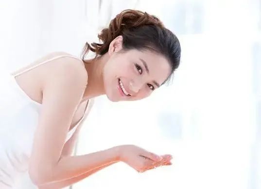 护肤知识分享日常护肤步骤,护肤的正确步骤顺序零基础四步