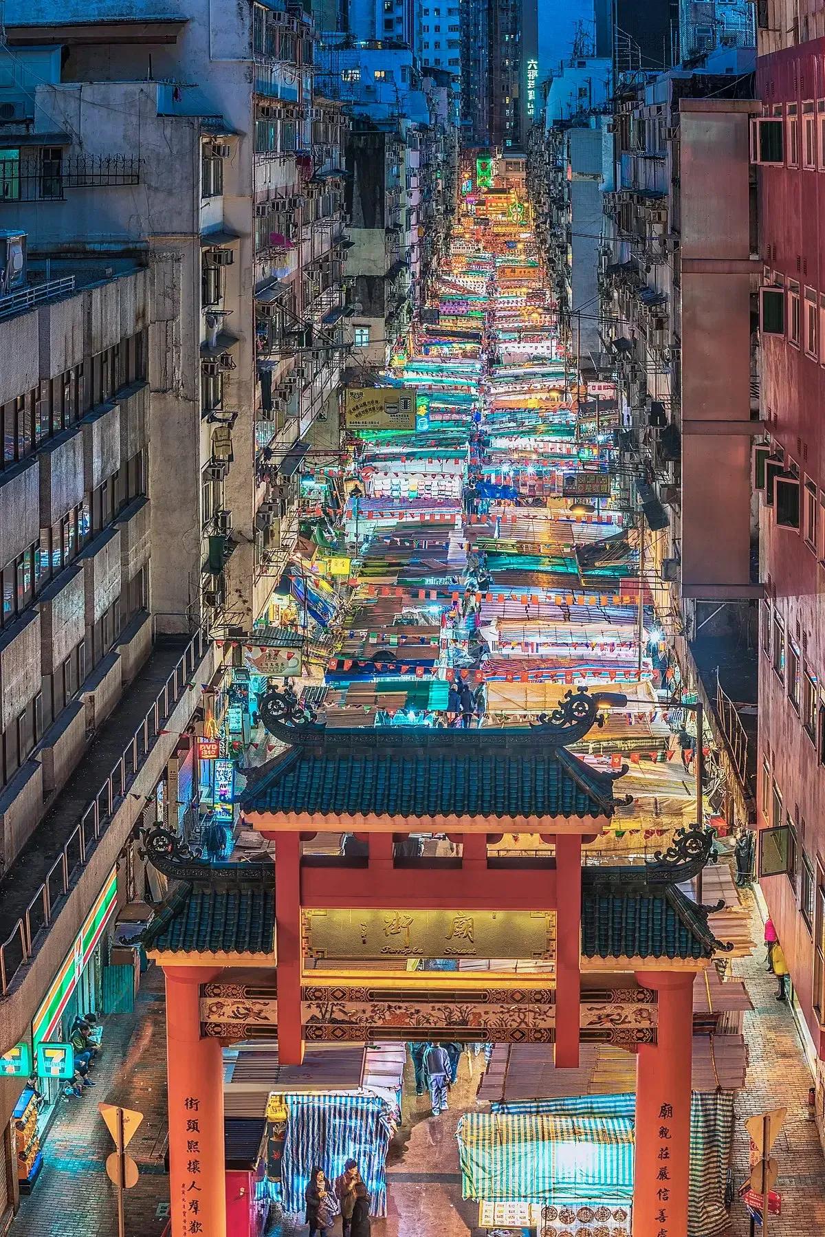 香港油麻地是繁华的“油尖旺”地区,港风浓郁,夜市有名