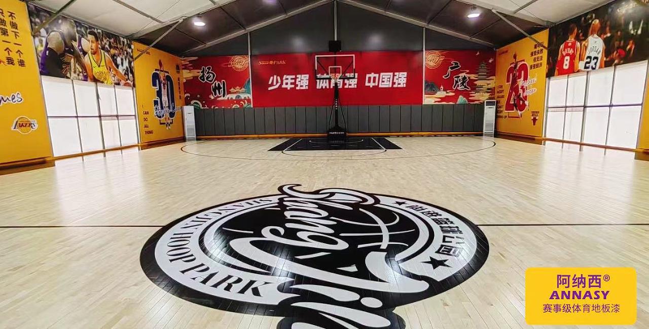 篮球地板logo刷漆,篮球馆体育木地板施工