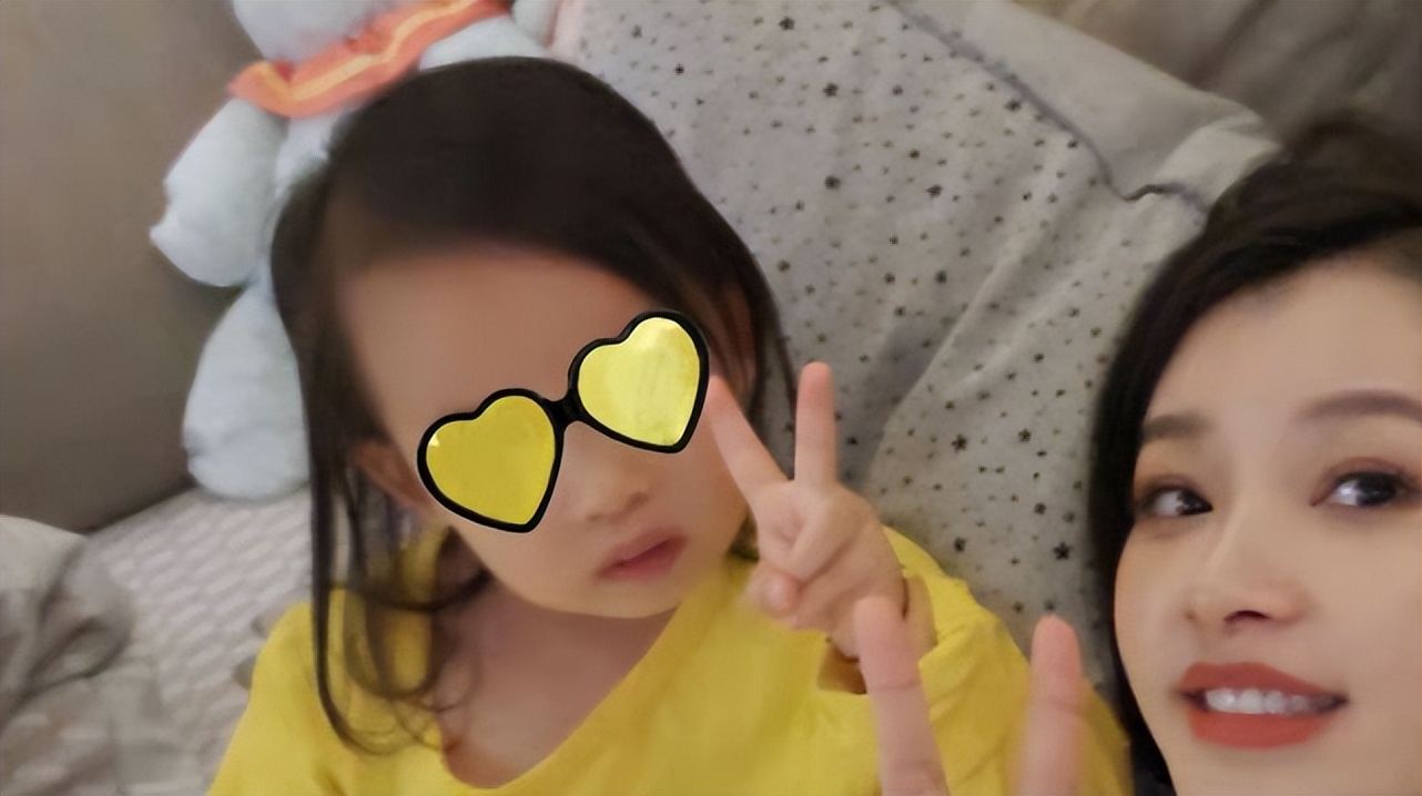 孙怡晒4岁女儿正面照！大福有大脑门、长睫毛，被妈妈称为小小董