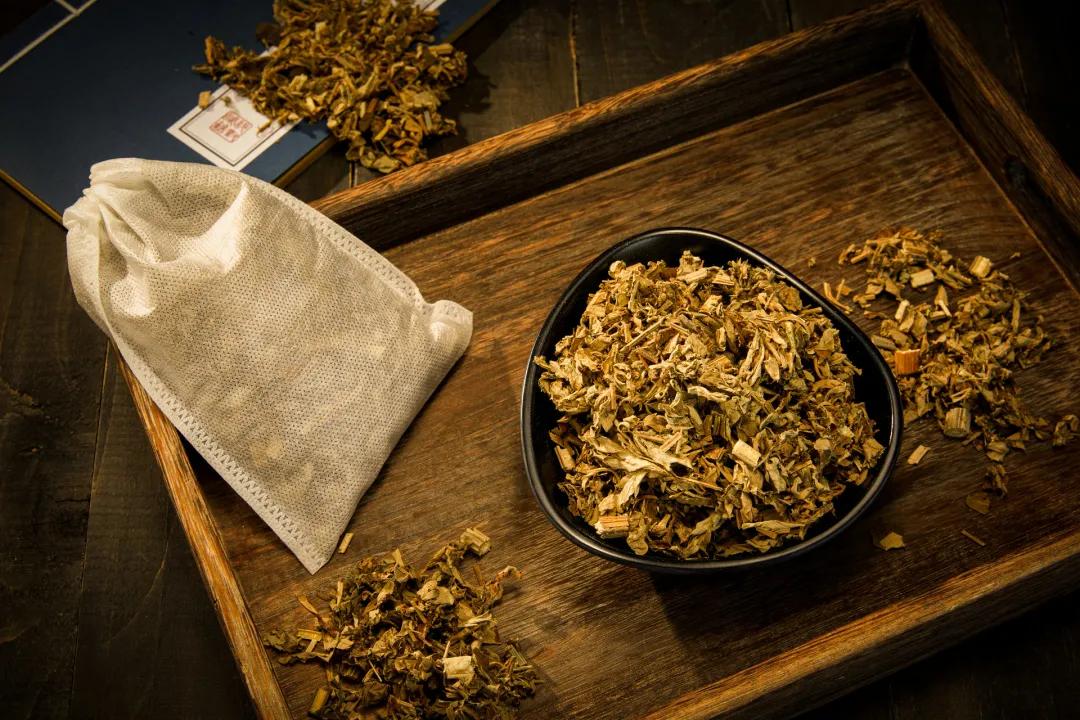 眼周皮肤过敏红痒干燥紧绷怎么办,脸上皮肤干燥起皮发红痒怎么回事