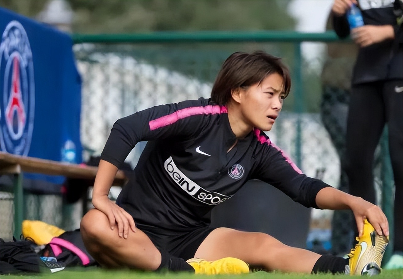 张琳艳海外1战成名首秀狂造5球,亚洲杯夺冠张琳艳和队友合庆祝