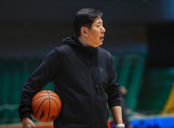 现在丁伟还是山东男篮的主教练吗,山东男篮四连胜丁伟会被扶正吗