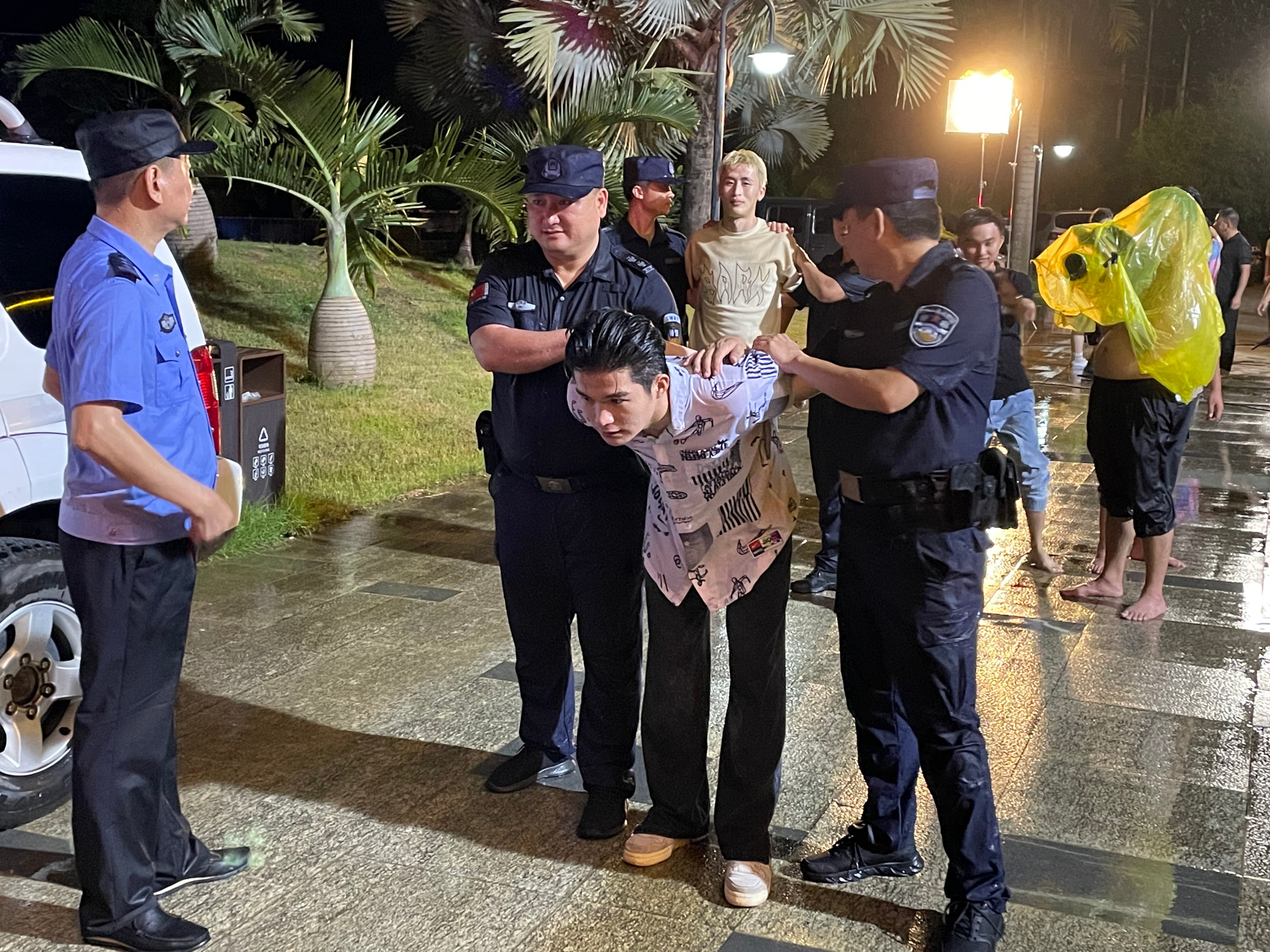 五指山市人民法院普法微电影《解套》高清剧照释出，首部“套代购”题材影片引爆期待值