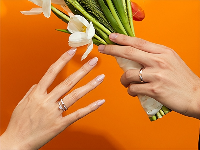 求婚戒指是定做的好还是买的好,求婚戒指定制好还是成品好