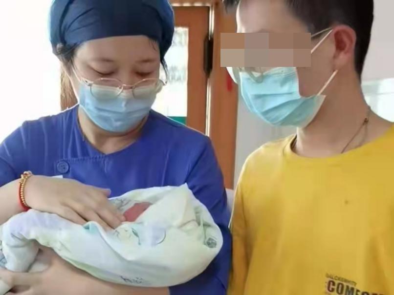 路遇堵车到达医院宫口已开10cm，产科医护在门诊为急产妇紧急接生